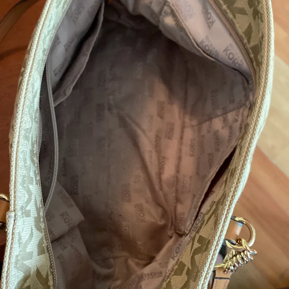 Michael Kors purse - Picture 4 of 7